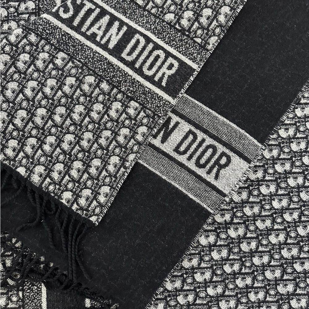 Christian Dior
Oblique Throw Blanket